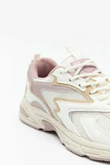 Championes deportivos Paddock modelo Equal, combinación de blanco, rosado y detalles en tostado. Confeccionados en malla y material sintético, con diseño chunky y suela gruesa.