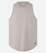Musculosa deportiva masculina de corte regular, con cuello redondo y etiqueta pequeña en el bajo. Confeccionada en tejido técnico transpirable con costuras visibles.