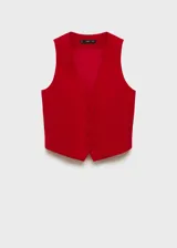 Chaleco de estilo sastre color rojo, con cuello en pico, cierre frontal de botones y bolsillos de ribete delanteros.