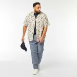 Pantalón chino de corte regular, color azul, confeccionado en mezcla de lino.