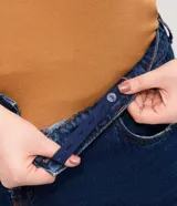 Pantalón wide leg de jean color azul oscuro con diseño de tiro alto, pernera amplia y recta, bolsillos estilo five pockets y cierre frontal con botón y cremallera.