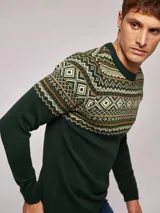 Sweater de punto verde oscuro con cuello redondo y diseño jacquard con motivos geométricos en tonos beige y marrón en la parte superior.
