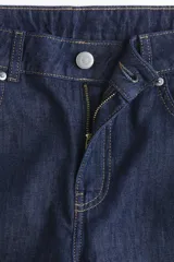 Jean de corte wide leg y tiro medio, confeccionado en denim rígido color azul oscuro con pespuntes en contraste. Presenta diseño clásico de cinco bolsillos, cierre frontal con botón y cremallera, y perneras amplias y rectas.