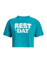 Remera Under Armour de corte cropped, color turquesa, con cuello redondo acanalado y estampa frontal con el texto 'REST DAY' en letras blancas con relieve.