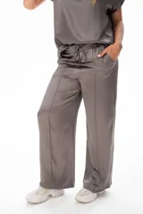 Pantalón gris de viscosa, corte recto, cintura elástica con cordón ajustable y bolsillos laterales.