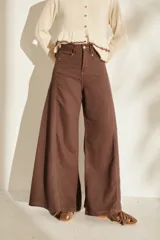 Pantalón wide leg marrón de lino, de tiro alto y corte super amplio, con costuras pespunteadas.