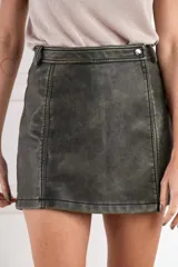 Minifalda de cuero sintético color gris con diseño cruzado y cierre lateral con botón.