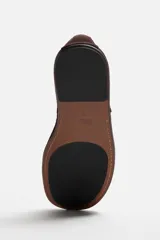 Zapato tipo derby color marrón chocolate, de cuero con acabado serraje, forro y plantilla interior de piel y suela ultrafina.