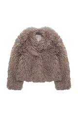 Campera corta de pelo sintético con textura rizada y voluminosa, de corte holgado y diseño envolvente.