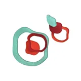 Aros colgantes con formas geométricas irregulares en color celeste y rojo.