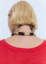 Top sin mangas de cuello redondo, confeccionado en tejido 100% lino con diseño recto y tirantes anchos.