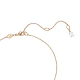Colgante con cadena fina color oro rosa y dije con forma de nudo adornado con circonitas blancas. El dije está formado por dos bandas con baño en tono oro rosa, con un lado adornado con Swarovski Zirconia transparentes en un engaste de garra. Para conseguir el máximo resplandor, se ha colocado una única Swarovski Zirconia de talla ovalada en el centro.
