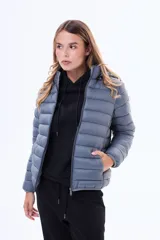 Campera puffer ultraliviana con capucha, cierre frontal y diseño acolchado horizontal. Incluye bolsa de guardado.