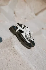 Sandalias Camper Loto con plataforma, color negro y blanco, con tiras de cuero vacuno y hebilla lateral.