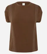 Blusa de manga corta con cuello redondo y corte recto, confeccionada en tejido de viscosa con elastano. Presenta detalles de pespuntes verticales en color contrastante en la parte frontal y en el ruedo.