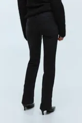 Jean de corte bootcut con cinco bolsillos, confeccionado en denim con leve elasticidad. Presenta cintura clásica con cierre de botón y raya planchada tanto en el frente como en la parte posterior.