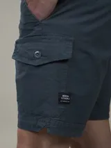 Bermuda cargo de calce casual confeccionada en ripstop con spandex y terminación garment dye.