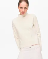 Sweater de punto fino color blanco marfil, de corte recto, con cuello perkins y manga larga.