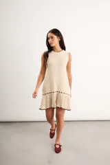 Vestido corto de punto color bordó con detalles en celeste claro en el cuello, sisas y el ruedo, sin mangas y con diseño evasé.