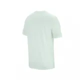 Remera Nike de manga corta, color negro, con cuello redondo y el logo bordado en blanco en el lado izquierdo del pecho.