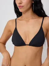 Top de bikini Rusty modelo Melina, color negro, con diseño triangular y tirantes finos ajustables.
