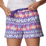 Short cargo de senderismo con estampado geométrico multicolor. Cuenta con cintura parcialmente elástica, cinturón integrado con hebilla, bolsillos laterales, bolsillos cargo y bolsillo trasero con cierre.