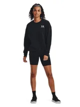 Buzo negro de mujer Under Armour Essential Fleece, de corte holgado, con cuello redondo y logo estampado en el pecho.