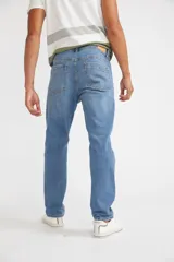 Jean recto de hombre, calce straight, cintura regular con tiro medio, logo bordado y pasa cinto.