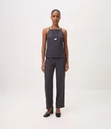Pantalón sastrero wide leg color marrón, con diseño de perneras amplias, tiro alto y pinzas delanteras.