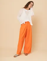 Pantalón de lino color naranja, de tiro alto y corte wide leg.