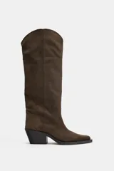 Bota cowboy de piel efecto encerado en color marrón oscuro, con diseño de caña alta, acabado en punta y tacón ancho.