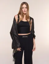 Pashmina rectangular negra con diseño jacquard de rombos, destellos metalizados dorados y flecos anudados en los extremos.
