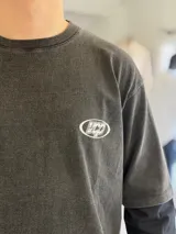 Remera manga larga blanca de algodón con puños elastizados y etiqueta con logo en la manga.