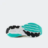 Championes de running New Balance modelo 680, color gris claro con tejido de punto diseñado con precisión, detalles en negro y logo 'N' en amarillo neón. Cuentan con entresuela de espuma Fresh Foam para una pisada amortiguada y suela de goma.