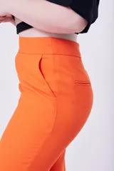 Pantalón de vestir naranja de corte palazzo.