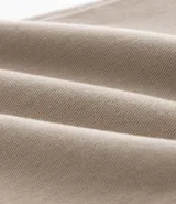 Pantalón skinny negro de sarga con elastano, estilo social, con cierre de botón y cremallera, y cintura con trabillas.