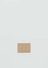 Porta documentos de diseño minimalista en color beige, con acabado efecto safiano y logo de la marca grabado en relieve en la parte frontal. Cuenta con múltiples ranuras para tarjetas.