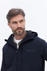 Campera de corte regular confeccionada en tejido técnico liviano y resistente. Presenta cierre frontal, cuello alto y diseño minimalista en color azul marino.