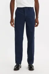 Pantalón chino azul marino, de corte recto, con bolsillos laterales y traseros.