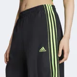 Pantalón deportivo Adidas extragrande de tejido liso con textura arrugada, cintura elastizada con cordón y corte holgado. Presenta líneas de corte inspiradas en Teamgeist y una mezcla de materiales mates y brillantes.