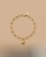 Pulsera de plata con baño de oro, compuesta por una cadena de eslabones rectangulares combinados con una cadena fina, y un dije colgante en forma de esfera lisa.