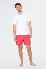 Short de baño liso color coral con cintura elástica y cordón ajustable.