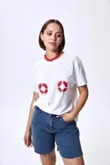 Remera blanca de algodón con cuello redondo y estampado de salvavidas con la inscripción "Anthea Crew Est 2015".