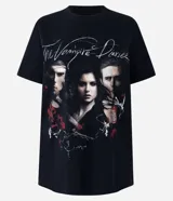 Remera de algodón negra con cuello redondo y mangas cortas. Presenta un estampado frontal de la serie The Vampire Diaries con los rostros de los personajes principales.