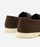 Zapato dockside para hombre de Viko, confeccionado en material sintético con acabado simil gamuza en color marrón. Diseño clásico con cordones, punta redondeada, costura visible en la capellada y suela de goma termoplástica en color blanco.