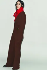Pantalón de tiro alto con cintura elástica y diseño de pernera ancha, confeccionado en tejido de punto con textura.