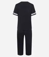 Conjunto de pijama femenino de dos piezas, compuesto por una blusa de manga corta con detalle de encaje en mangas y cuello, abotonada al frente, y un pantalón capri. Ambas prendas son de viscosa certificada.