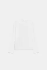 Camiseta blanca de manga larga con cuello redondo y superposición de tela tipo pañuelo.