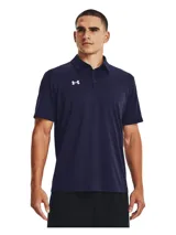 Chomba deportiva Under Armour de manga corta, confeccionada en tejido texturizado ligero y transpirable. Presenta cuello clásico con tapeta de dos botones y el logo de la marca estampado en el pecho.