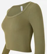 Top corto de manga larga, color blanco hueso, con escote redondo profundo y tejido acanalado.